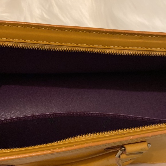 🌸👜Authentic Louis Vuitton Epi Sac Triangle - Picture 12 of 16